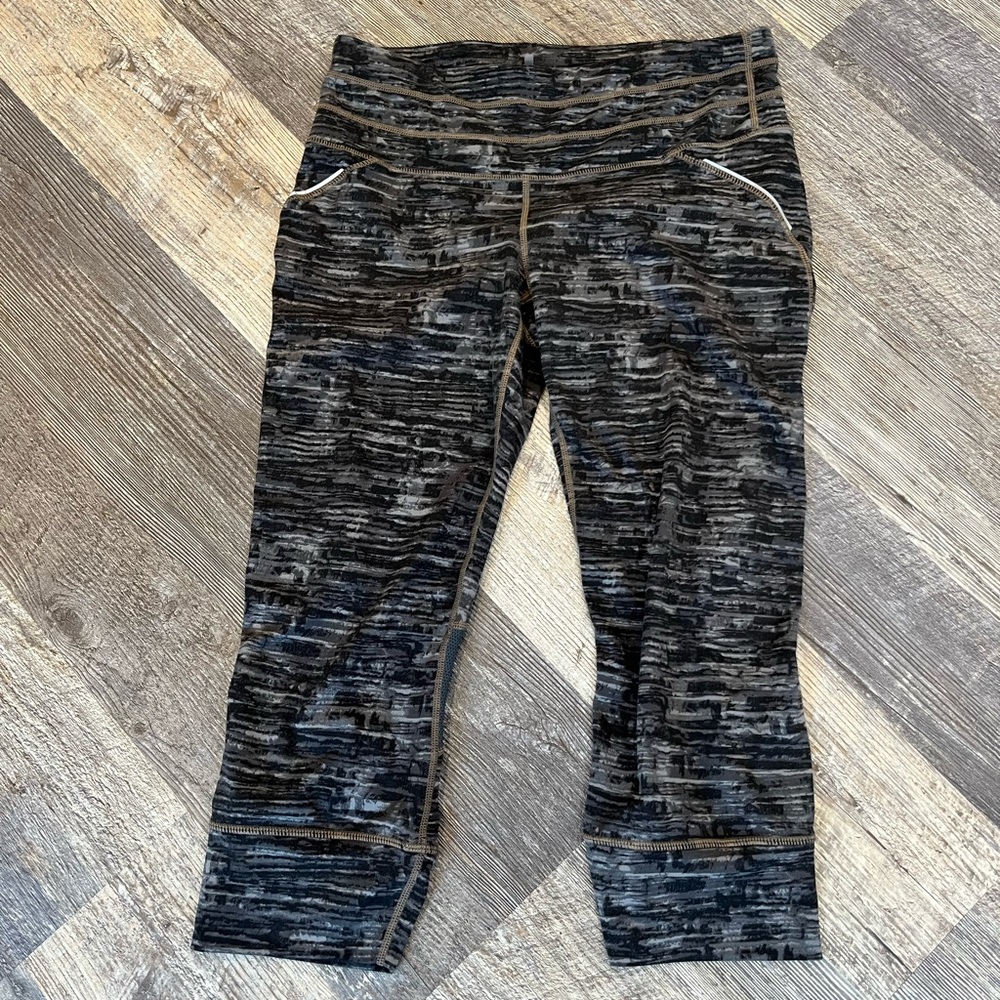 Athleta Black and Gray capris athletic midrise women size M